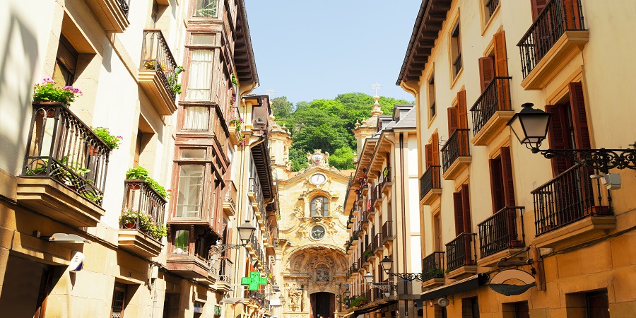 Enjoying a guided tour of beautiful San Sebastián